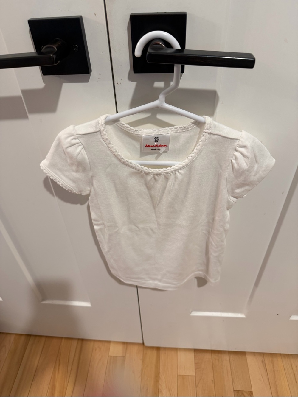 Hanna Andersonn White Short-Sleeve Scoop Neck Tee w/ Detail on neck & sleeves